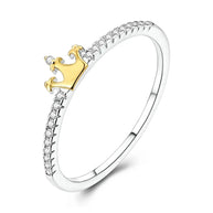 Hand wearing the Shining Crown Queen Ring in 925 sterling silver with 14K gold plated crown and AAAAA cubic zirconia. Hallmarked Loretana piece, hand-finished in Kaunas.