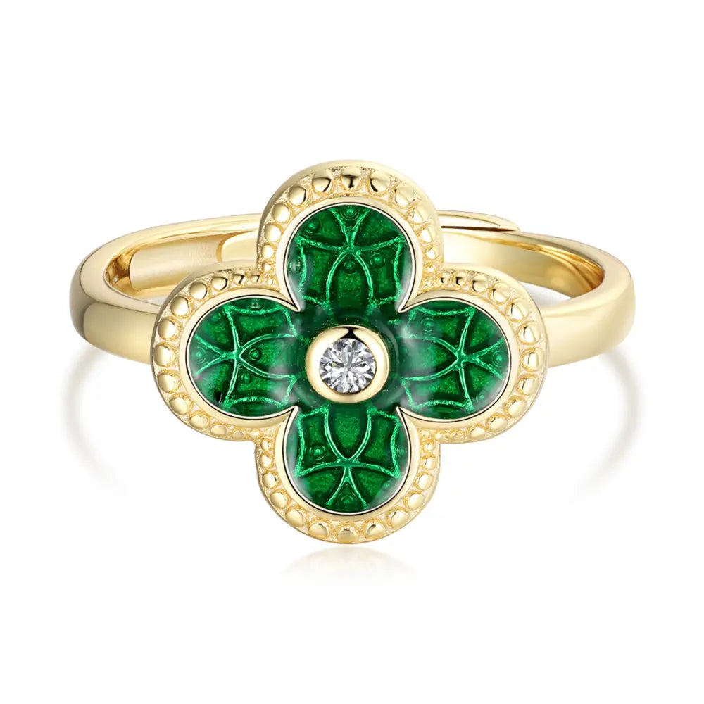 Hand wearing the Green four leaf clover ring in 925 sterling silver with 14K gold plating and green AAAAA zirconia. Hallmarked Loretana piece, hand-finished in Kaunas.