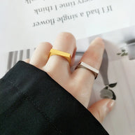 Close-up of a model's hand wearing the personalized 925 silver engravable rectangle ring.