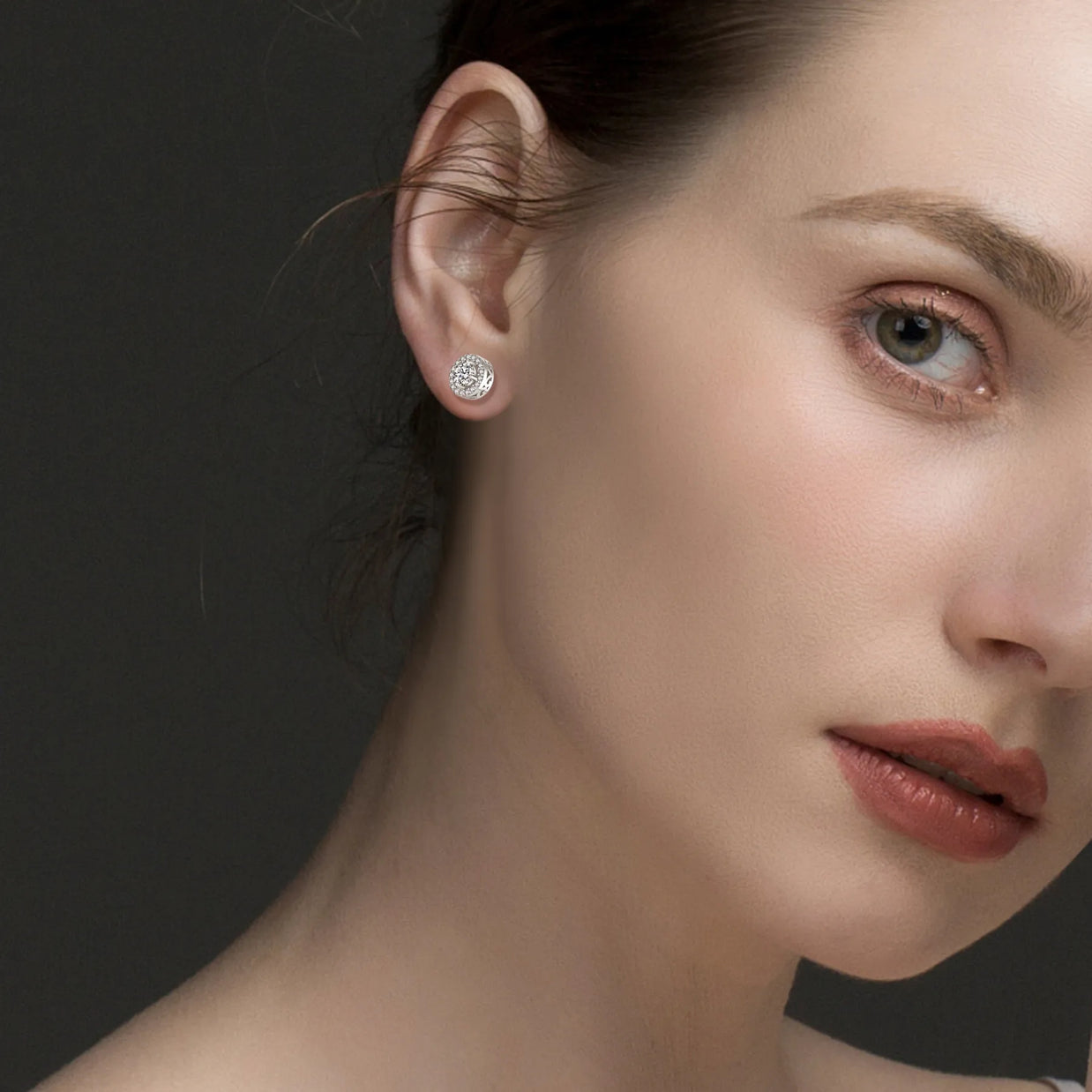 Close up of the 925 Silver Round Solitaire Studs highlighting the secure four-prong setting and the mirror-bright rhodium finish.
