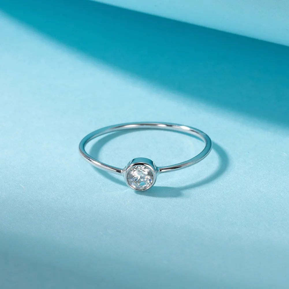Macro detail of the silver wedding ring revealing the precision facets of the AAAAA cubic zirconia solitaire. Hallmarked Loretana piece, hand-finished in Kaunas.