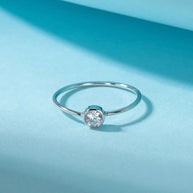 Macro detail of the silver wedding ring revealing the precision facets of the AAAAA cubic zirconia solitaire. Hallmarked Loretana piece, hand-finished in Kaunas.