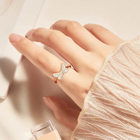 Kuldkattega liblikasõrmuse lähivõte, mis rõhutab keerukat filigraani ja teemantkvaliteediga kive
