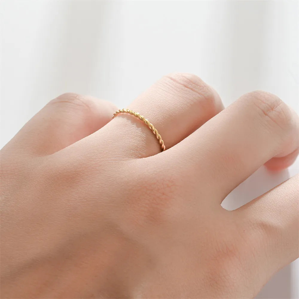 Macro detail of the 14K gold-plated twisted rope band showing the cabled 925 sterling silver texture and mirror-bright polished finish. Hallmarked Loretana piece, hand-finished in Kaunas.