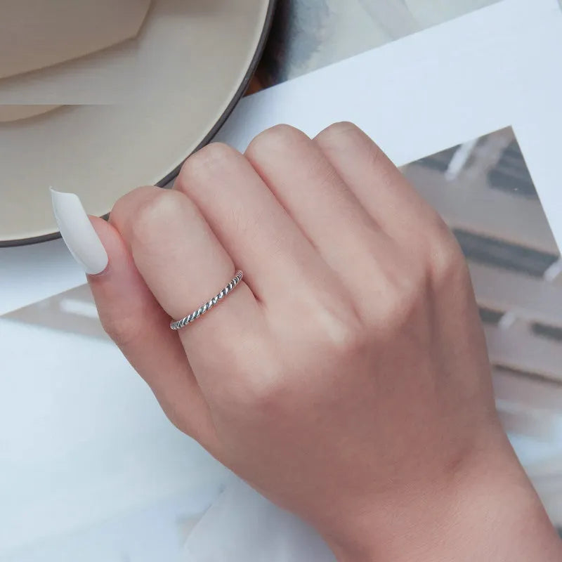 Macro detail of the rhodium-plated 925 sterling silver twisted rope band showing the cabled texture and mirror-bright polished finish. Hallmarked Loretana piece, hand-finished in Kaunas.